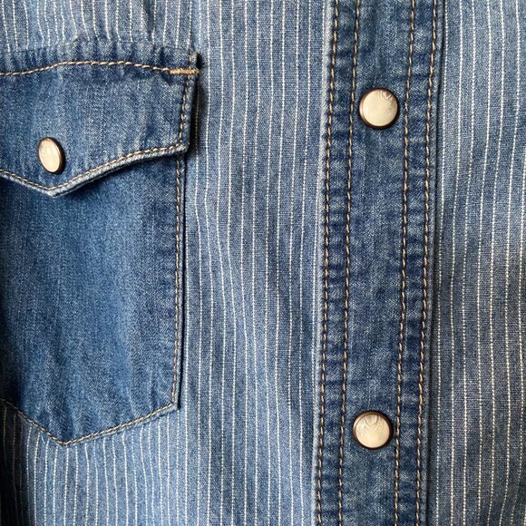 Denim western shirt with pearl snaps. SizeMed Cowboy Casual - Picture 5 of 11